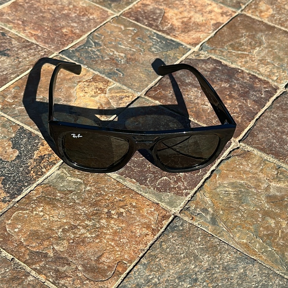Ray-Ban Classic Black Sunglasses RB 4426
54 21 45 shiny black